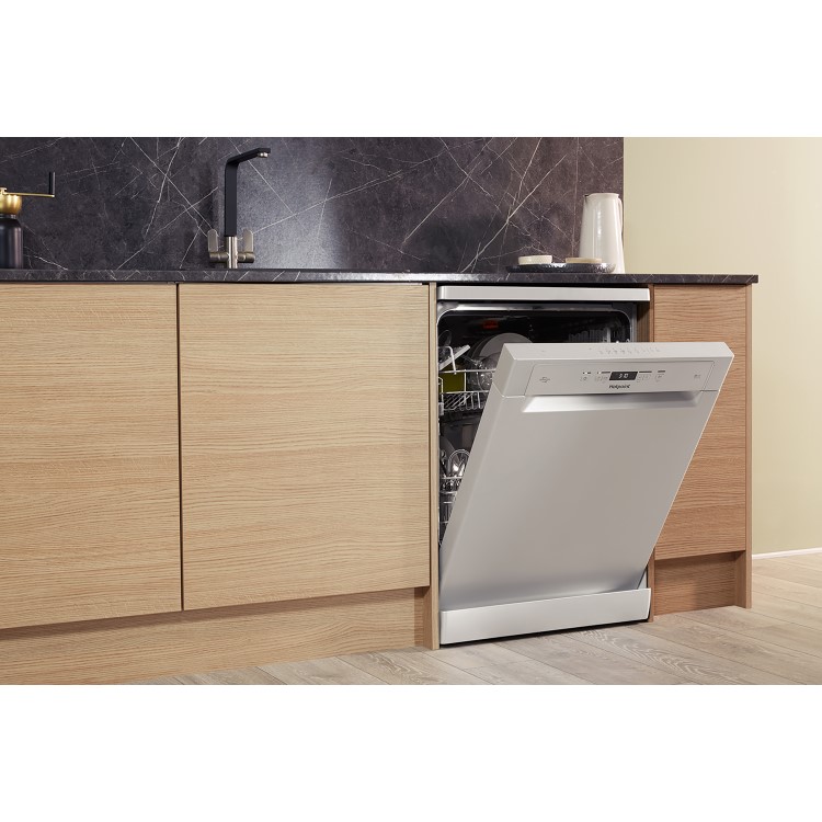 HOTPOINT HFC3C26WSV 14 Place Extra Efficient Freestanding Dishwasher - Silver