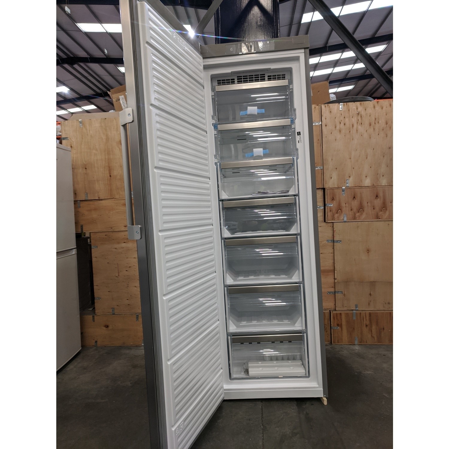 Refurbished Whirlpool UW8F2CXB Freestanding 270 Litre Upright Frost