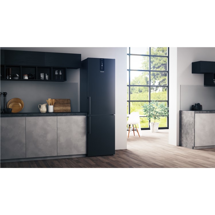 Refurbished Hotpoint H7T911TKSH Freestanding 368 Litre 70/30 Frost Free Fridge Freezer