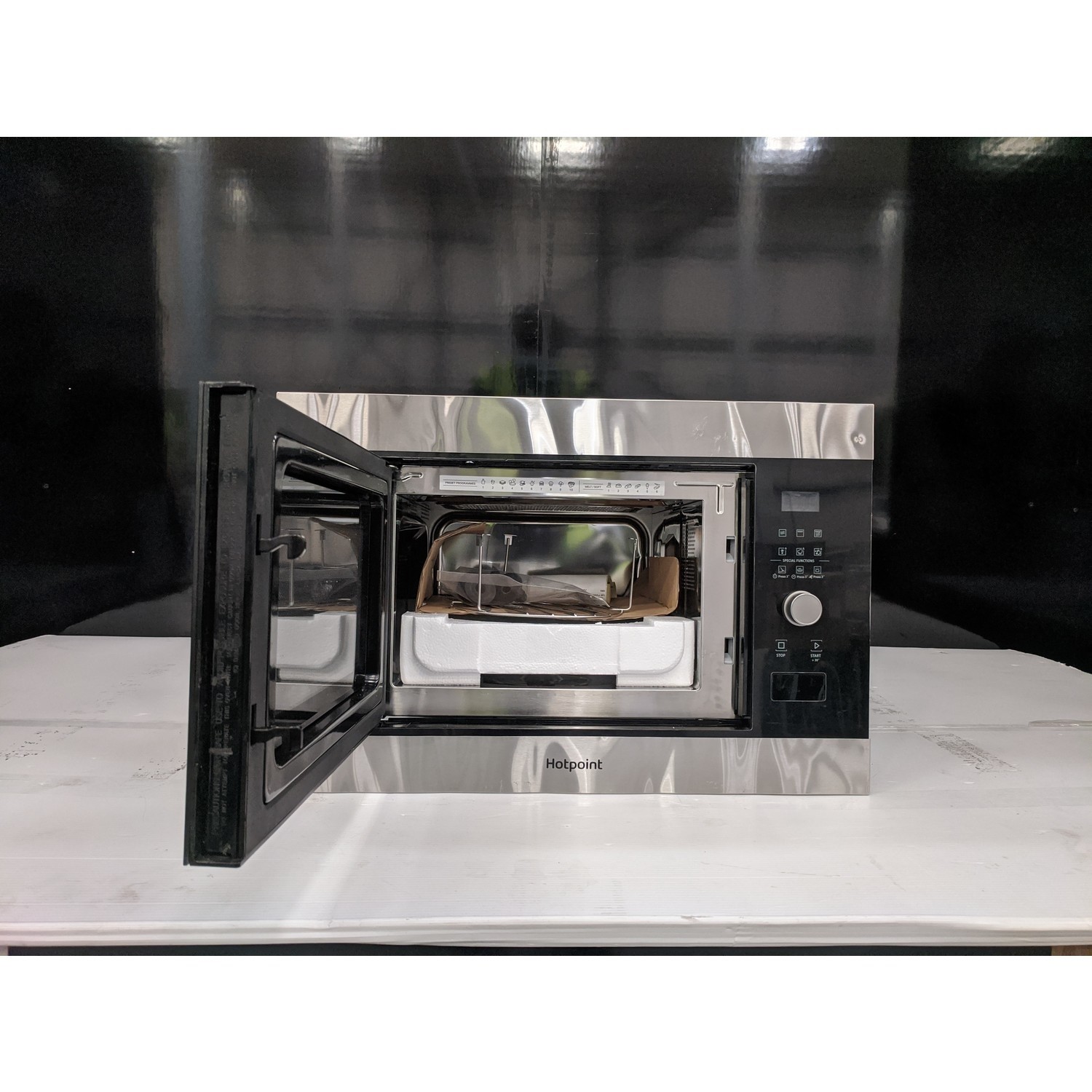 Refurbished Hotpoint MF25GIXH 25L 900W Built In Microwave with Grill