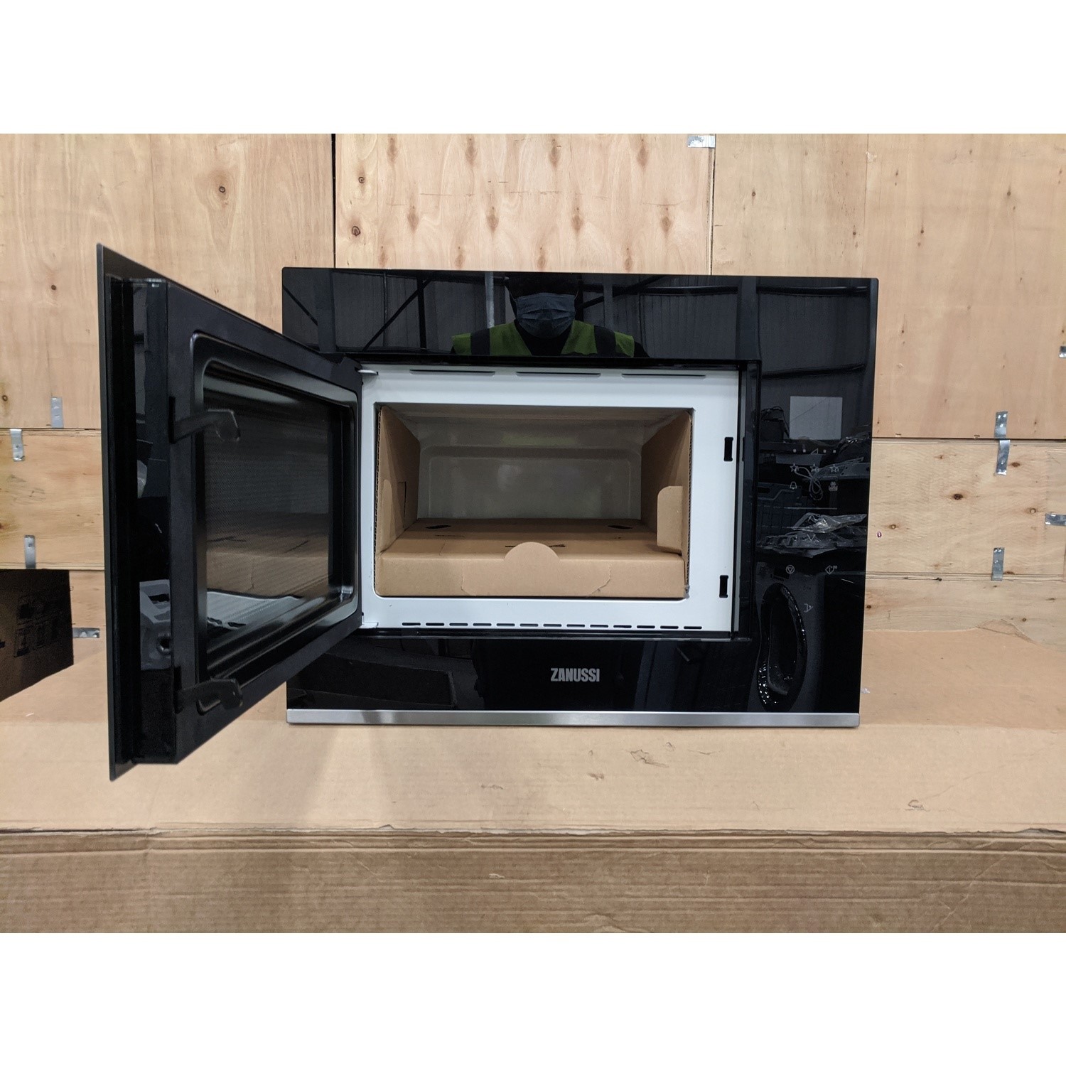 Refurbished Zanussi Series 20 ZMBN4SK Built In 25L 900W Microwave Black