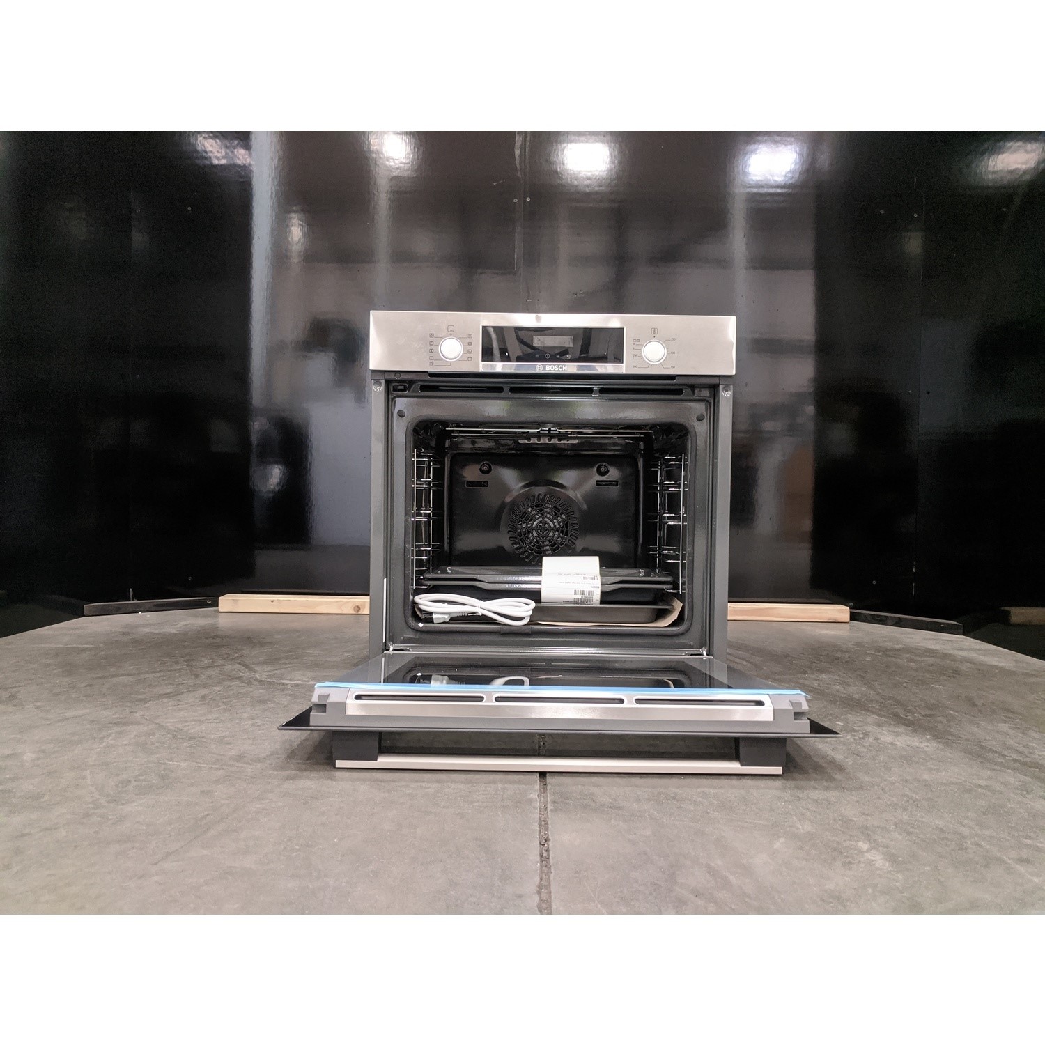 bosch serie 4 pyrolytic single oven hbs573bs0b