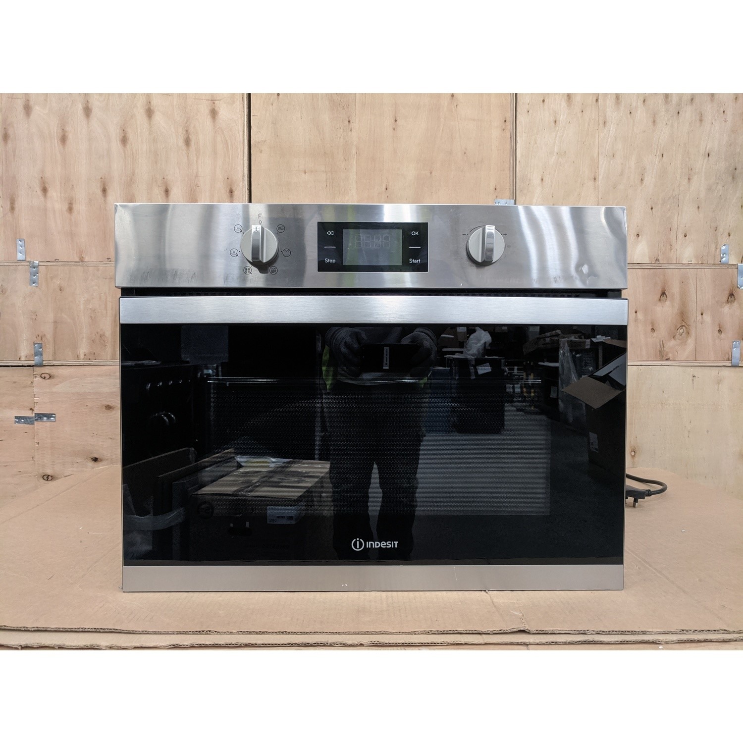 Refurbished Indesit MWI3443IX Built In 40L with Grill 900W Microwave