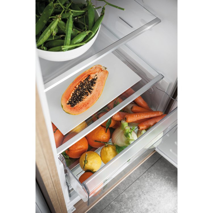 Hotpoint 262 Litre Tall In-column Integrated Fridge