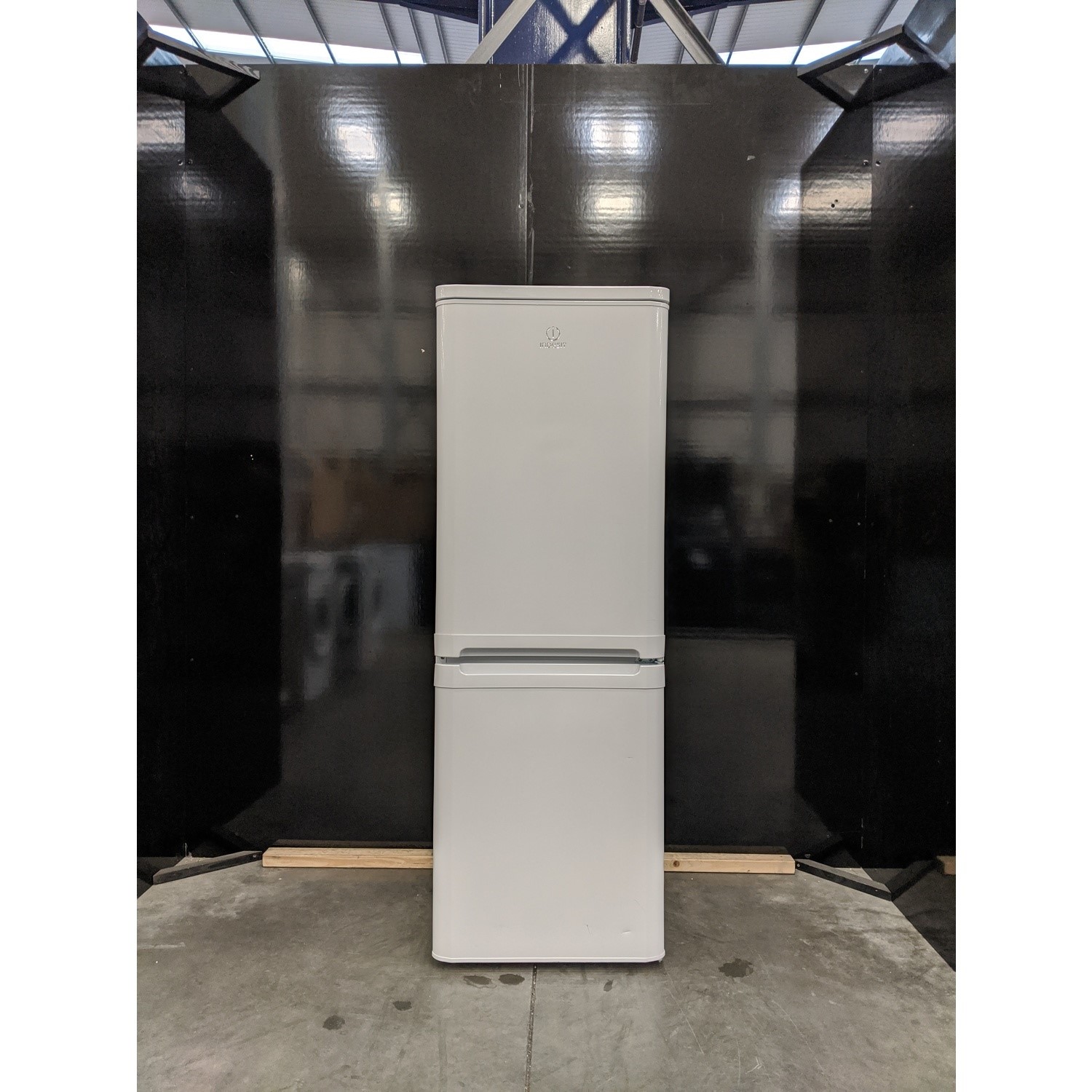 Refurbished Indesit IBD5515W1 Freestanding 208 Litre 60/40 Fridge