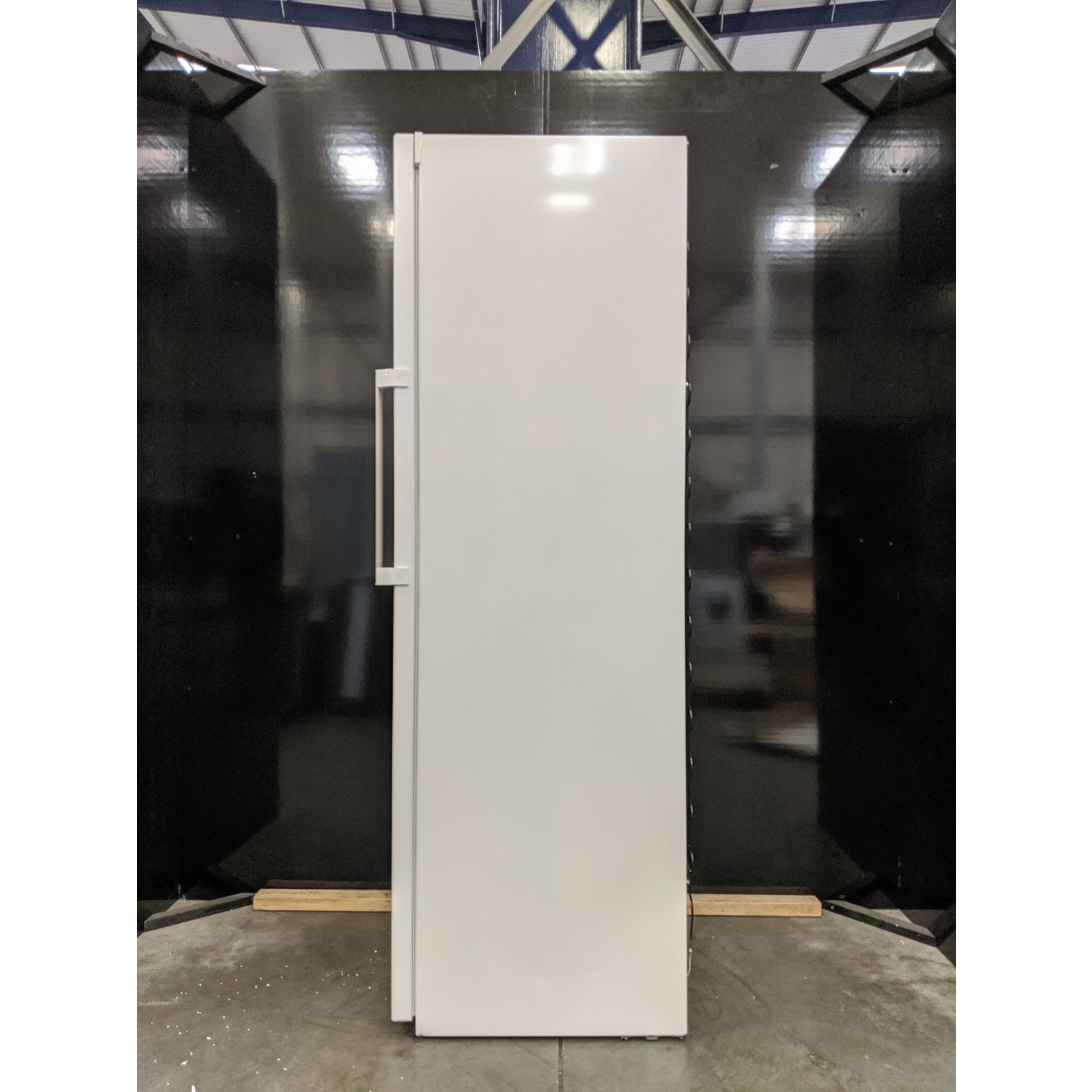 Refurbished Indesit UI8F1CWUK1 Freestanding 260 Litre Tall Freezer