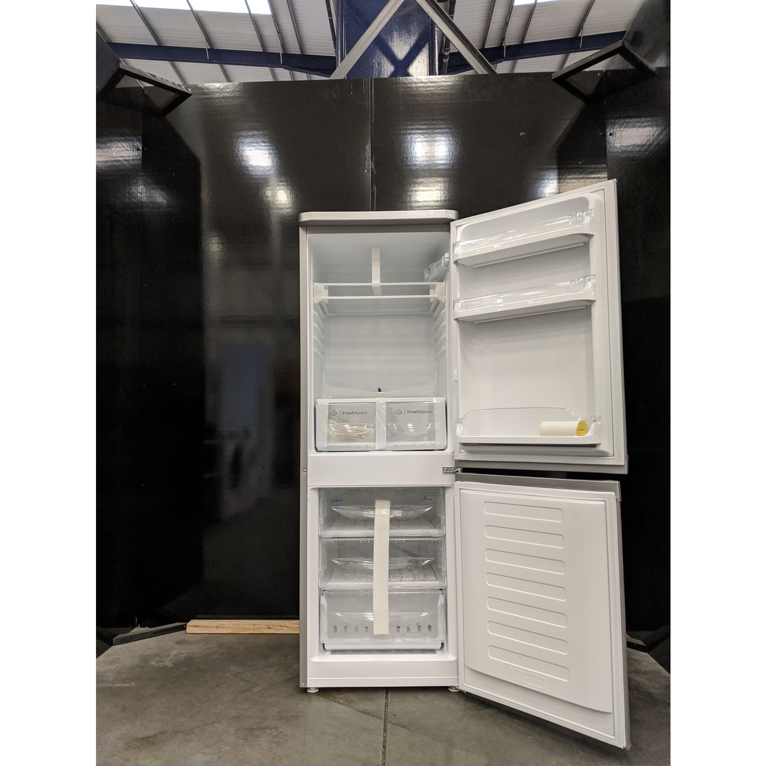Refurbished Indesit IBD5515S1 Freestanding 208 Litre 60/40 Fridge