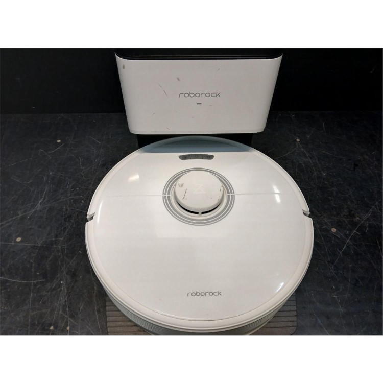 Refurbished Roborock Q7Max+ Robot Vacuum Cleaner with Self-Emptying Station - White