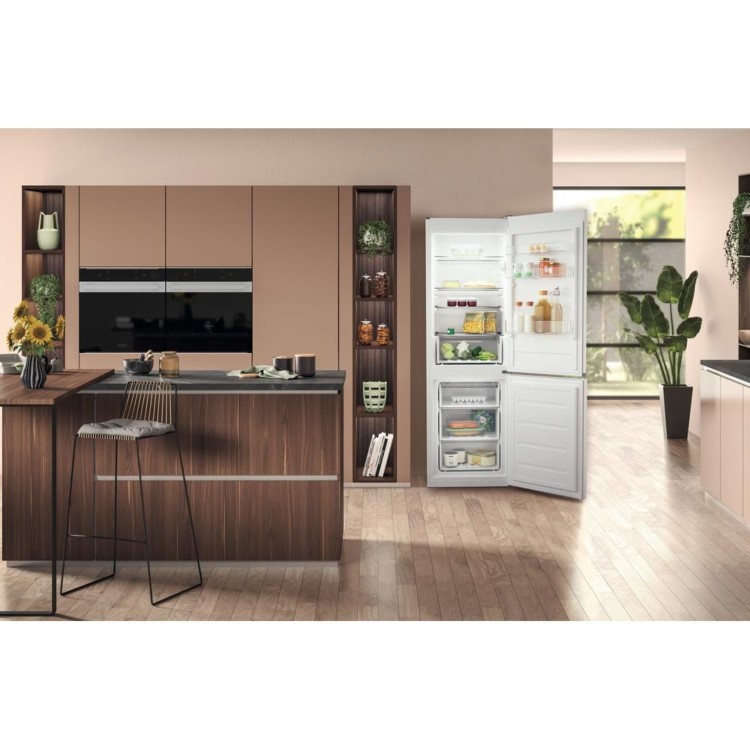 Hotpoint 339 Litre 70/30 Freestanding Fridge Freezer - White