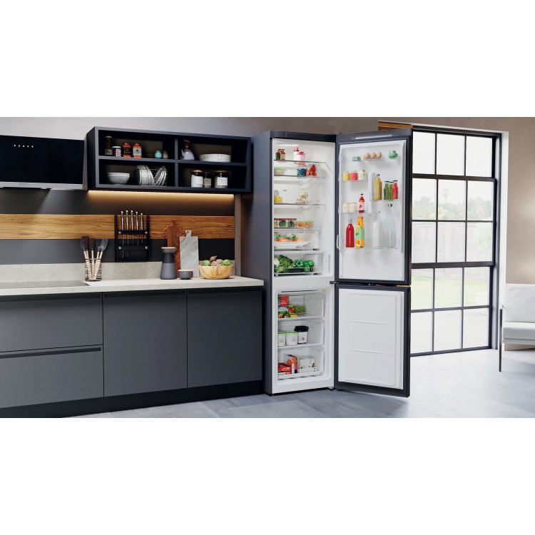 Hotpoint 367 Litre 70/30 Freestanding Fridge Freezer - Silver Black