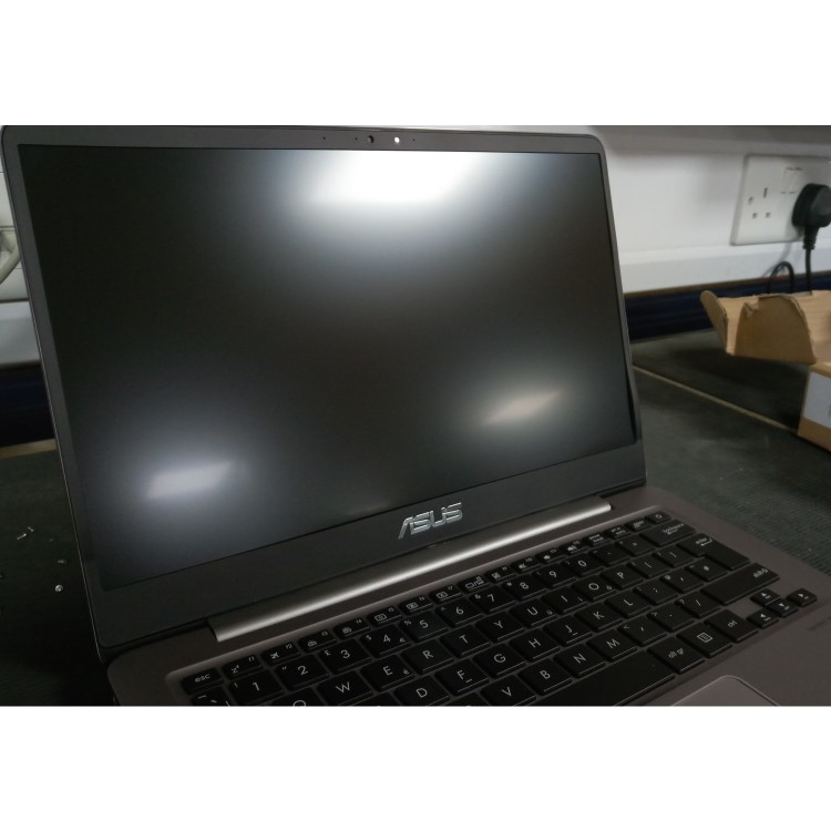 Refurbished ASUS Zenbook Core i3-7100 4GB 128GB 14 Inch Windows 10 Laptop- Screen raised from casing