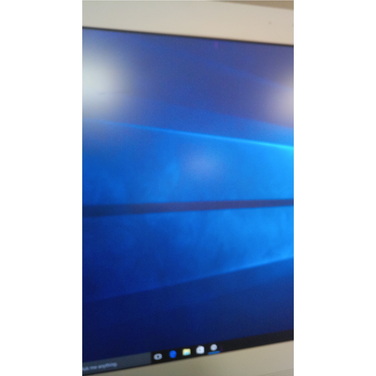 Refurbished Hp 22 B000na Intel Celeron J3060 4gb 1tb Dvd Rw 22 Inch Windows 10 All In One Pc In White Vertical Line On Screen Buyitdirect Ie