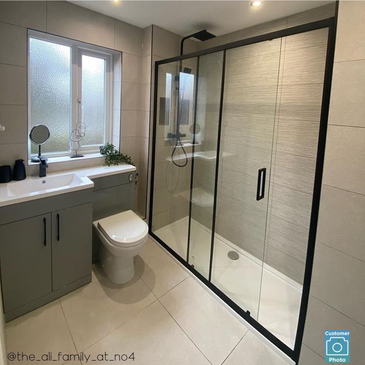 Grade A1 - Black 1400mm Sliding Shower Door - Pavo