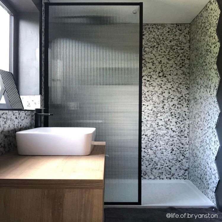 Grade A1 - 1000mm Black Fluted Glass Wet Room Shower Screen with Return Panel - Volan