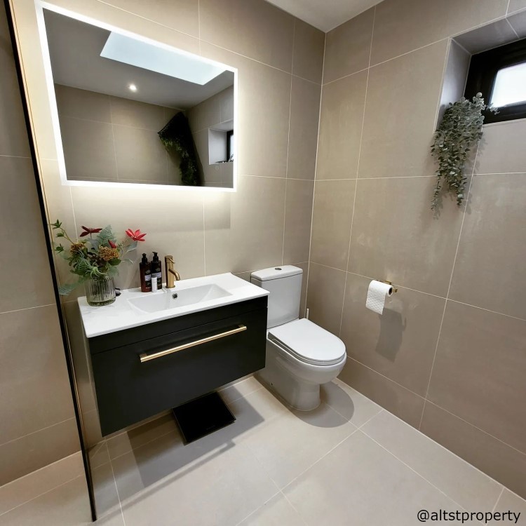 Grade A1 - Close Coupled Closed Back Toilet with Soft Close Seat - Addison