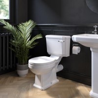 Grade A1 - Traditional Close Coupled Toilet with Soft Close Seat - Park Royal