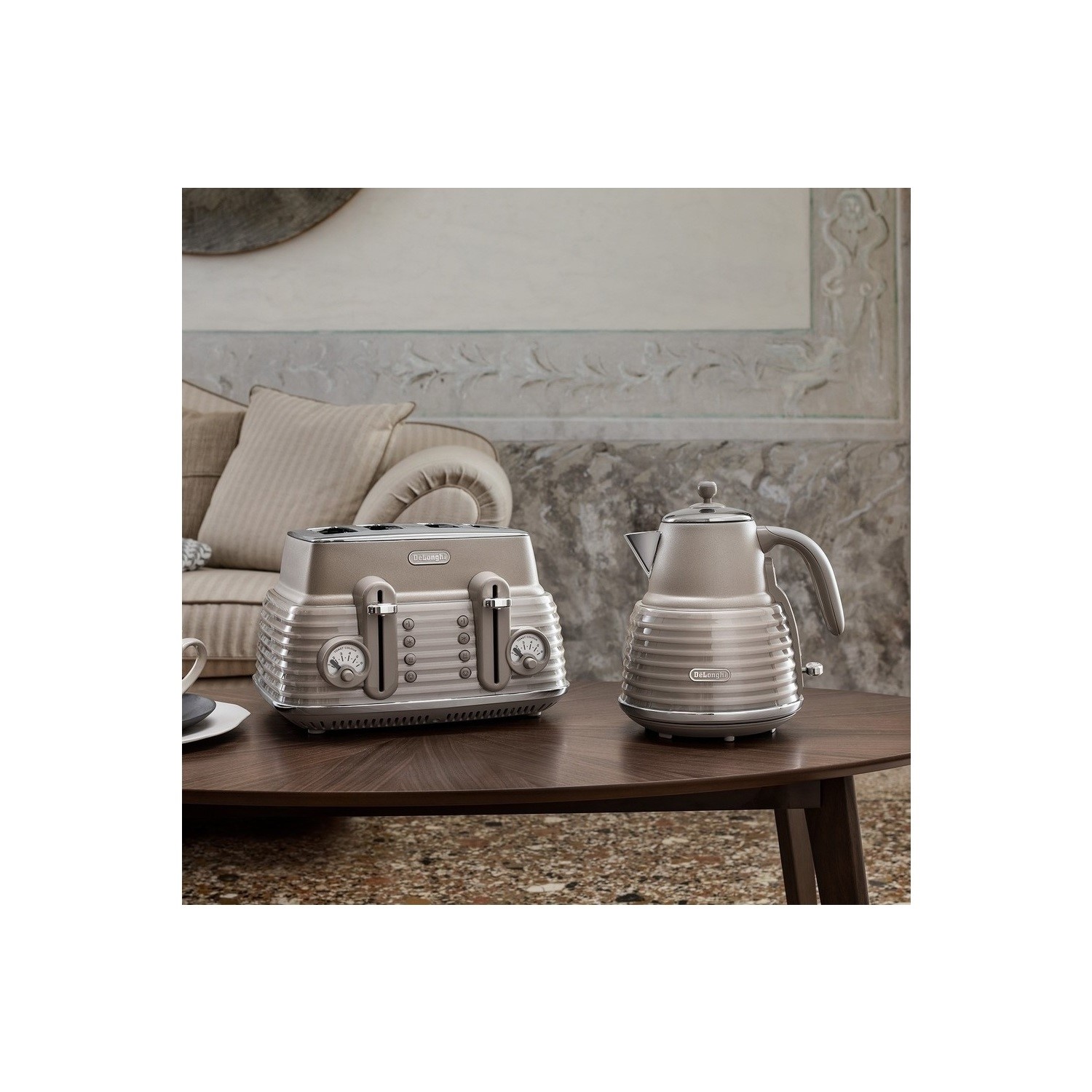 £261 Best Price Delonghi Scolpito Kettle and Toaster Set Beige