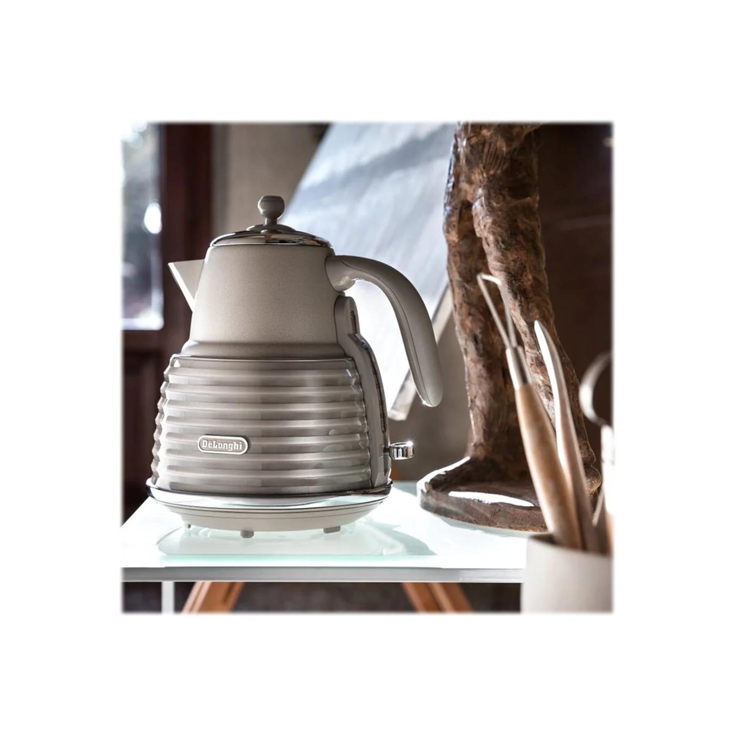 Delonghi Scolpito Kettle and Toaster Set Beige BuyItDirect.ie