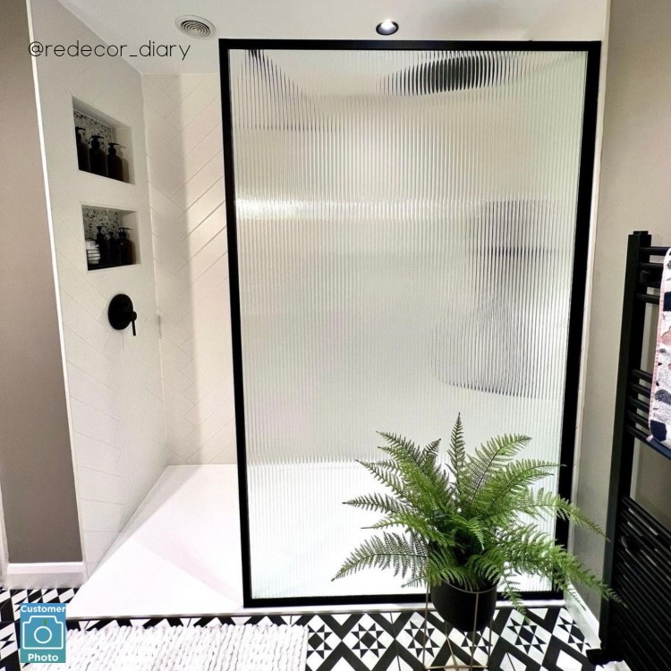 GRADE A1 - 700mm Black Fluted Glass Wet Room Shower Screen - Volan