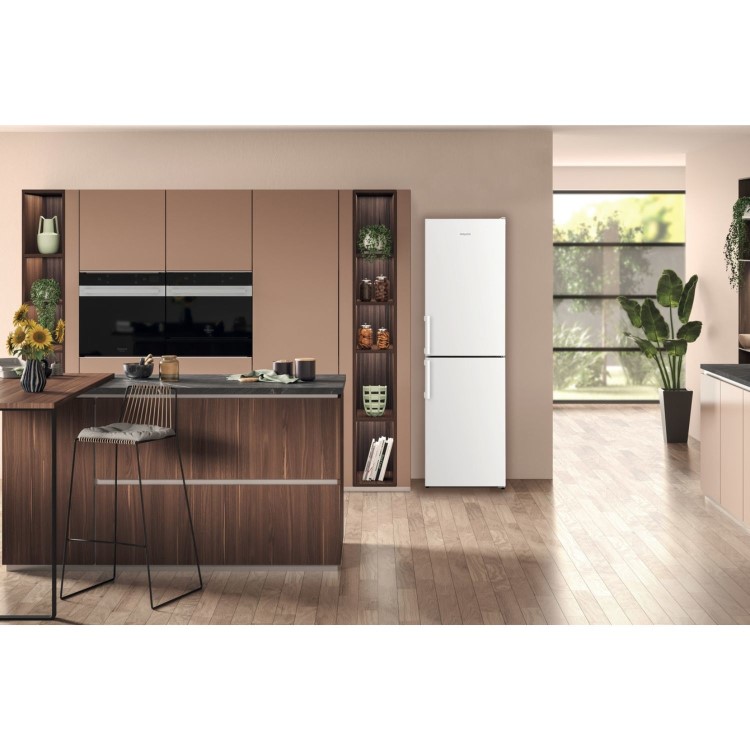 Refurbished Hotpoint HB55732WUK Freestanding 287 Litre 50/50 Low Frost Fridge Freezer White