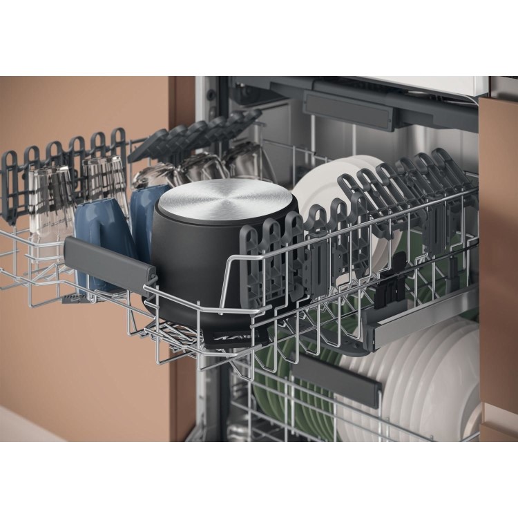 Refurbished Hotpoint HD7FHP33 15 Place Freestanding Dishwasher White