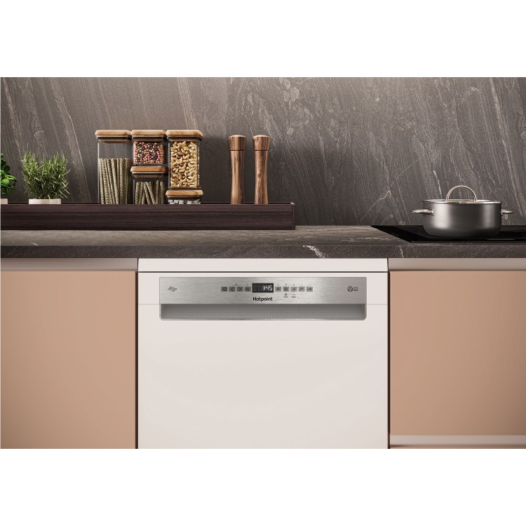 Refurbished Hotpoint HD7FHP33 15 Place Freestanding Dishwasher White