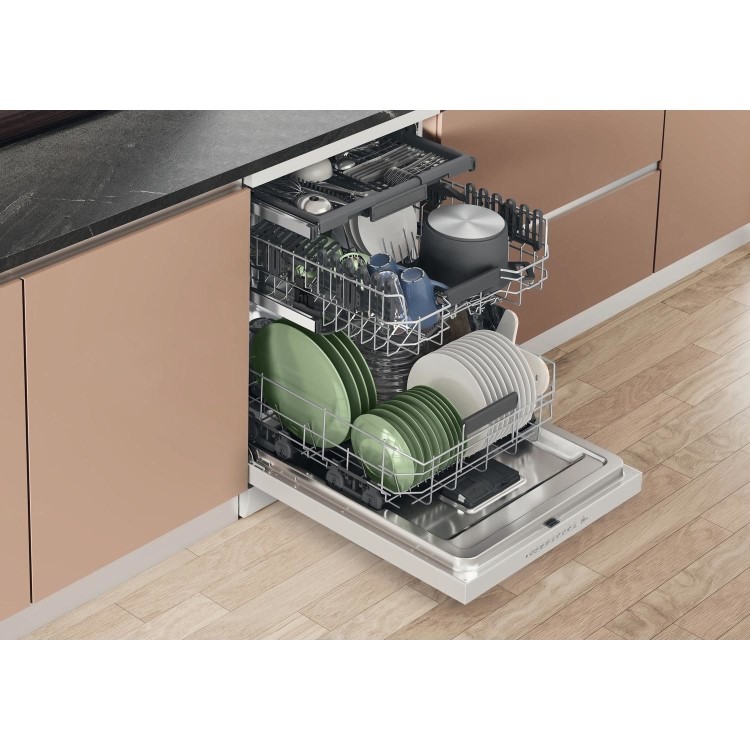 Refurbished Hotpoint HD7FHP33 15 Place Freestanding Dishwasher White