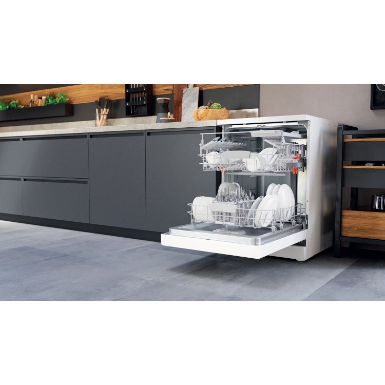 Refurbished Hotpoint HFC3C32FWUK 14 Place Freestanding Dishwasher White