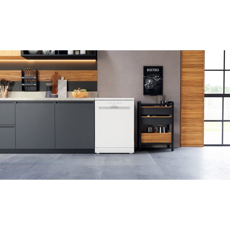 Refurbished Hotpoint HFC3C32FWUK 14 Place Freestanding Dishwasher White