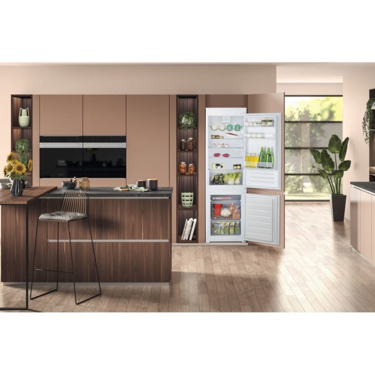 Hotpoint 273 Litre 70/30 Integrated Fridge Freezer