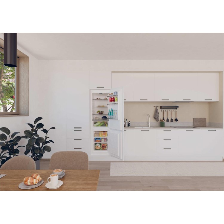 Hoover 250 Litre 70/30 Integrated Fridge Freezer