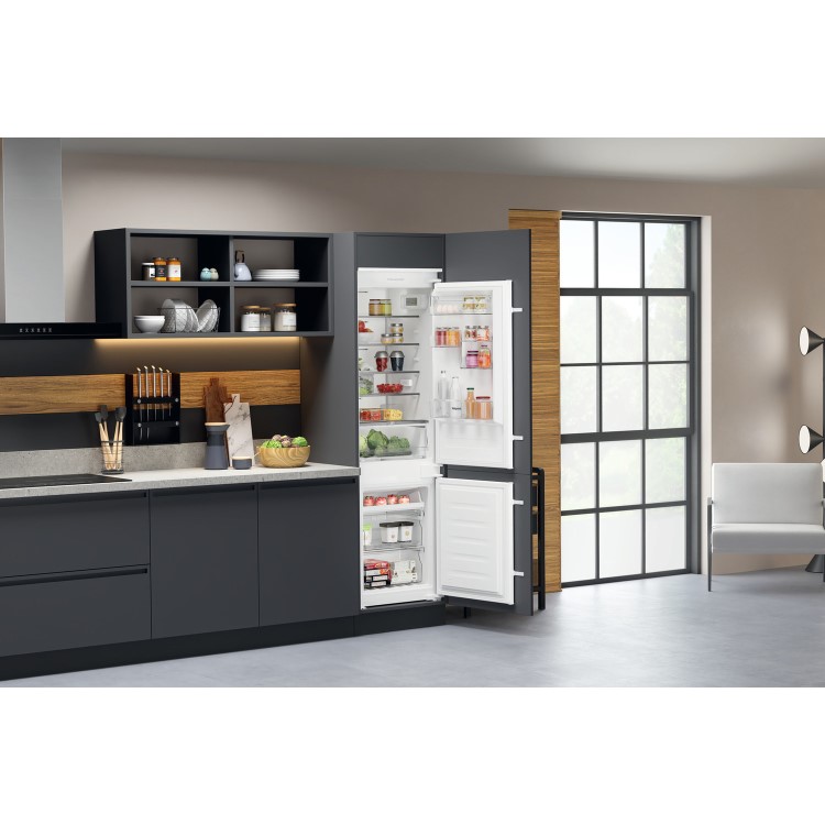 Refurbished Hotpoint HTC18T112 Integrated 250 Litre 70/30 Frost Free Fridge Freezer White