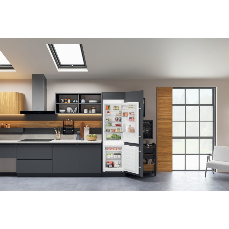 Refurbished Hotpoint HTC18T112 Integrated 250 Litre 70/30 Frost Free Fridge Freezer White