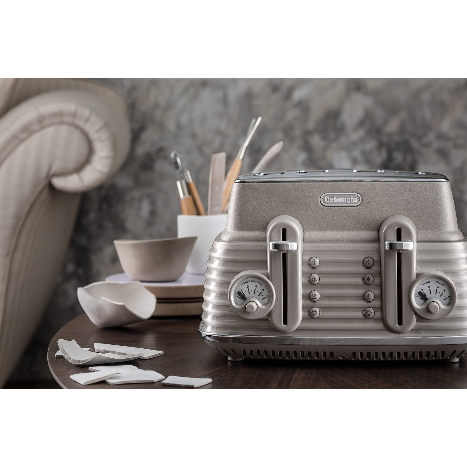 Delonghi Scolpito Kettle and Toaster Set Beige BuyItDirect.ie