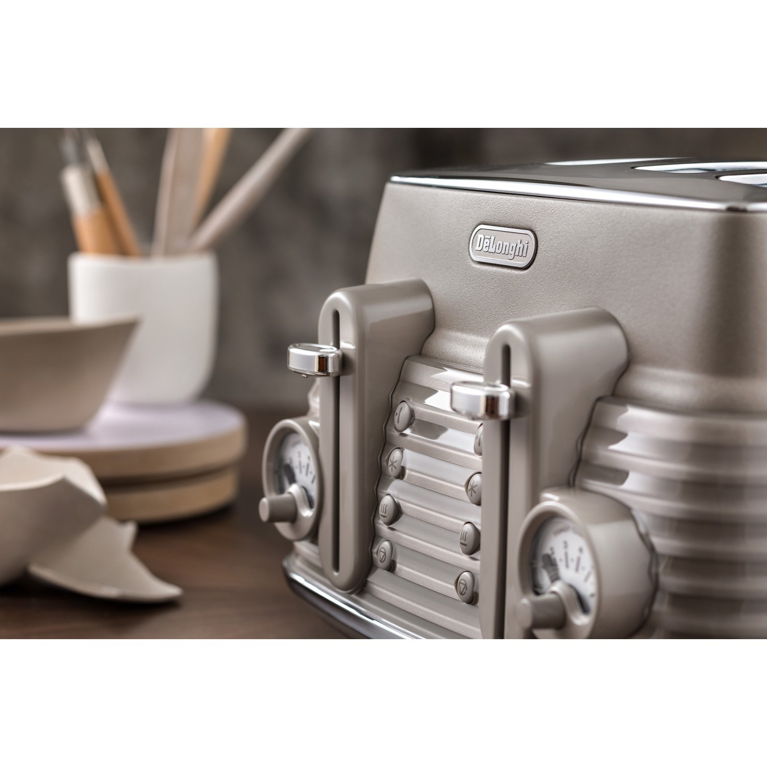 Delonghi Scolpito Kettle and Toaster Set Beige BuyItDirect.ie