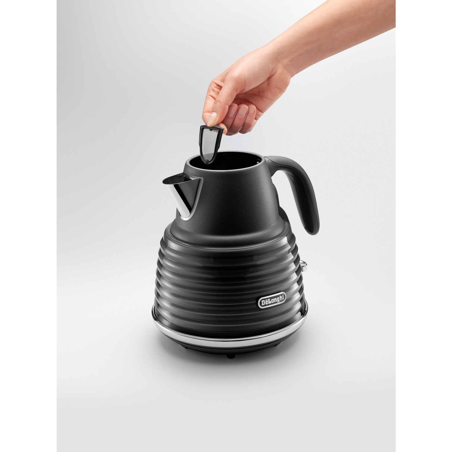 Delonghi Scolpito Kettle and Toaster Set Black BuyItDirect.ie