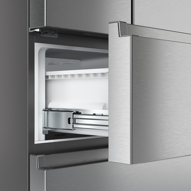 Refurbished Hisense RF632N4BCF Freestanding 435 Litre 60/40 American Fridge Freezer