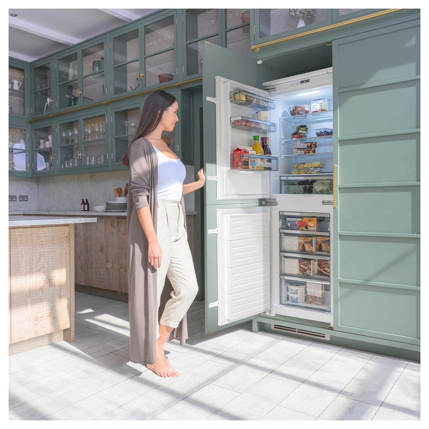 Frost free integrated fridge freezer discount