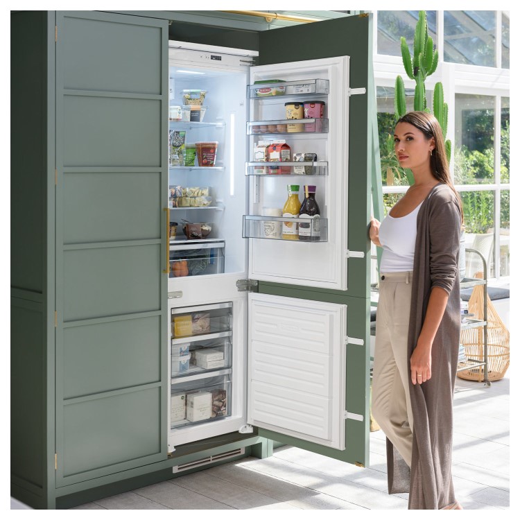 Refurbished Caple RI7306 Integrated 243 Litre 70/30 Frost Free Fridge Freezer
