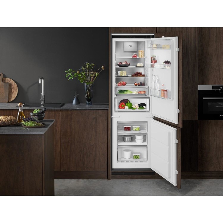 AEG 8000 Series 244 Litre 70/30 Integrated Fridge Freezer