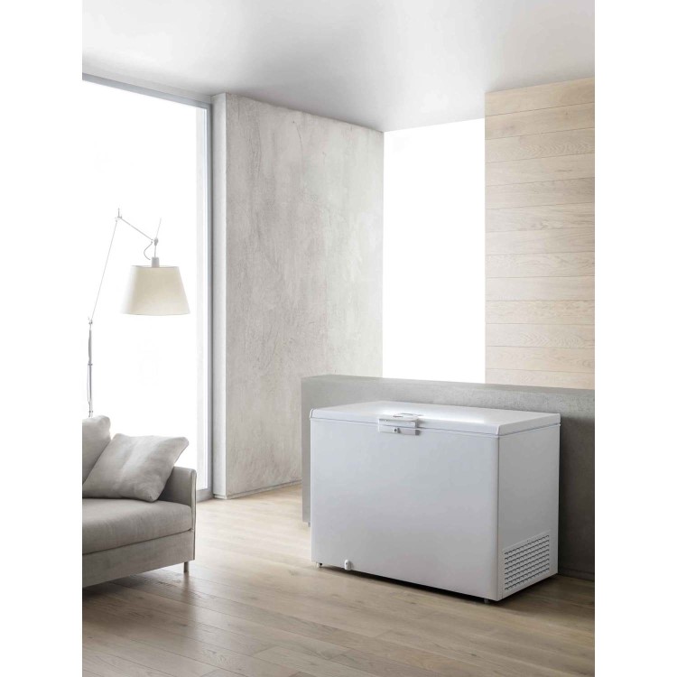 Whirlpool WHM4611 432 Litre Chest Freezer 70cm Deep Fast Freeze 141cm Wide - White