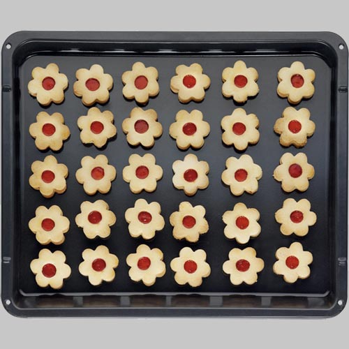MaxiTray 20% larger than regular baking trays