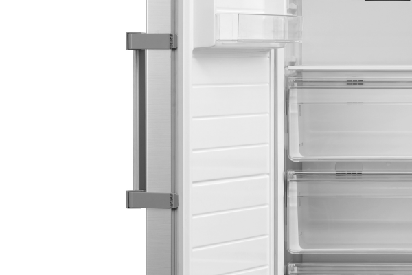 Easy open handle on the DeSantii upright freezer door