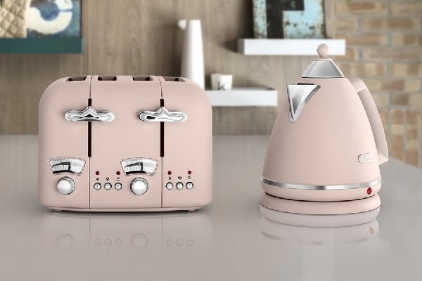 Delonghi Argento Kettle and Toaster Set Pink on a worktop