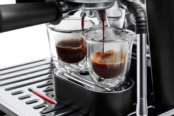 DeLonghi Stilosa pouring two espressos